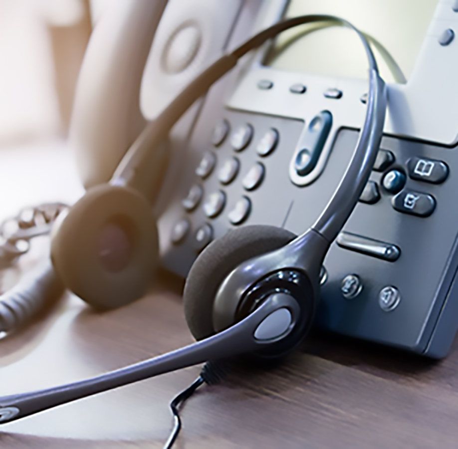 Onko sinulla lisää kysymyksiä? Asiakaspalvelutunnelma: puhelin kuulokemikrofonilla